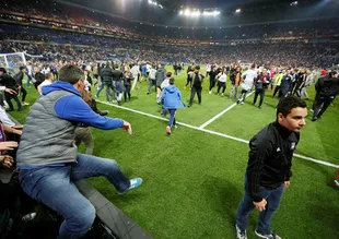 Lyon taraftarı sahaya indi!