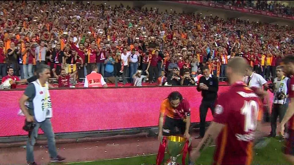 Aslan kupasını kaldırdı!