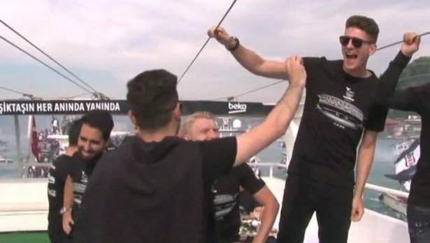 Şampiyon Beşiktaş kupasına kavuştu!