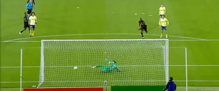 Fatih Karagümrük - Fenerbahçe maçında büyük hata golü getirdi! İşte o pozisyon... - 3