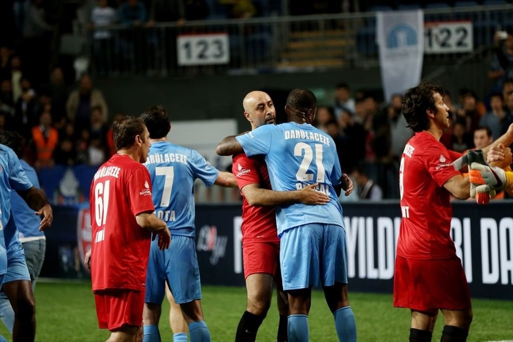 Futbolun yıldızları Darülaceze için oynadı