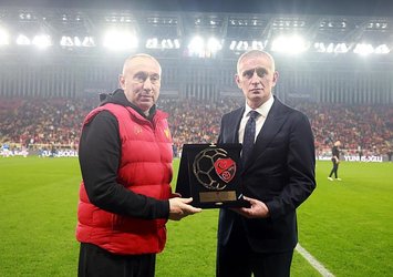 Göztepe Teknik Direktörü Stoilov'a büyük onur