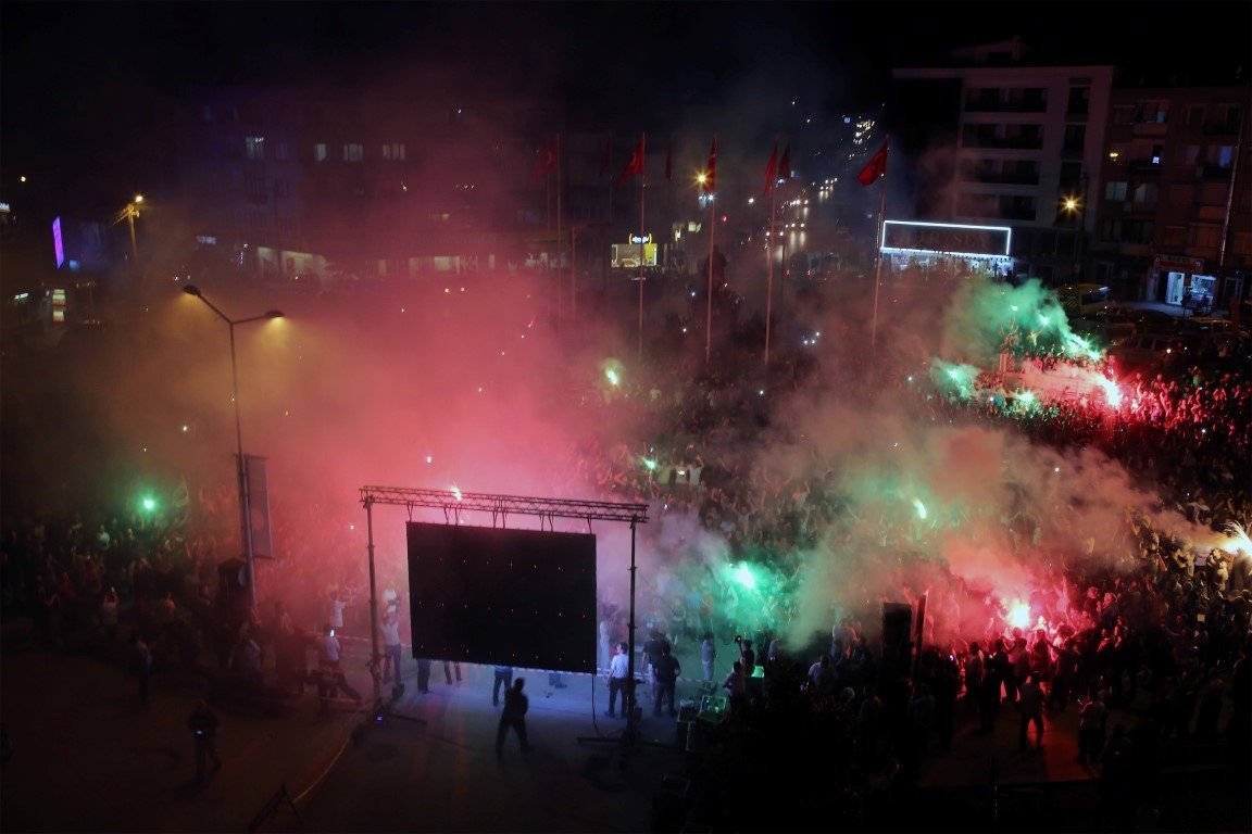Akhisar sokağa döküldü!