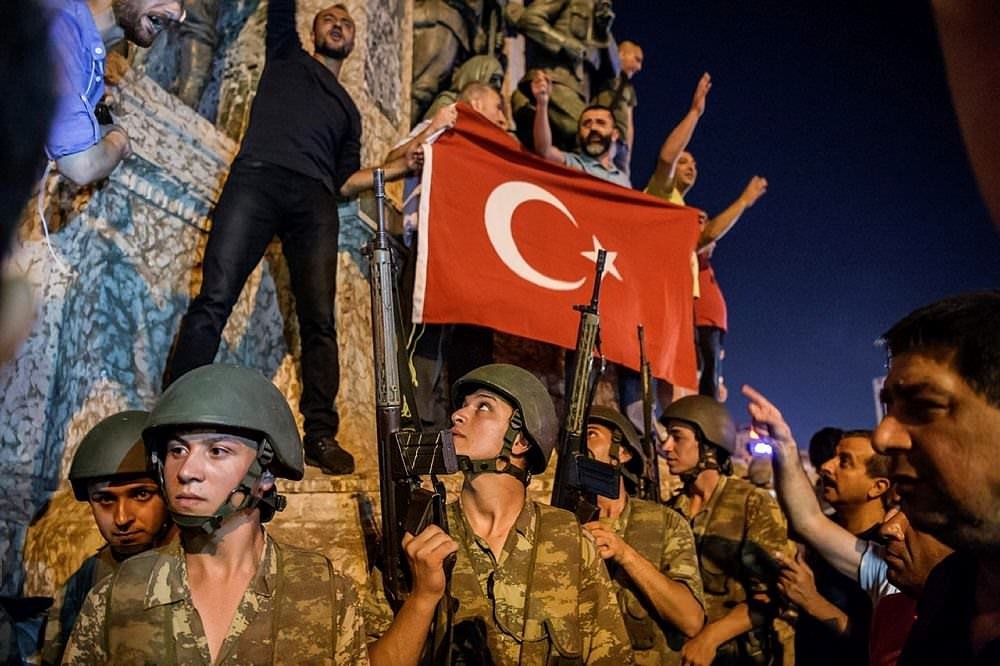 Halk demokrasi nöbetinde