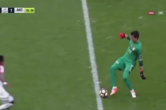 Muslera orta sahada Eto’o’yu çalımladı