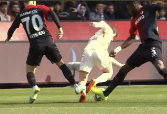 Gaziantep FK - Galatasaray maçında tartışmalı pozisyon! Kerem Aktürkoğlu... - 1