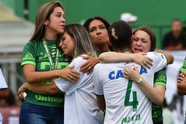 Chapecoense gözyaşlarıyla sahada