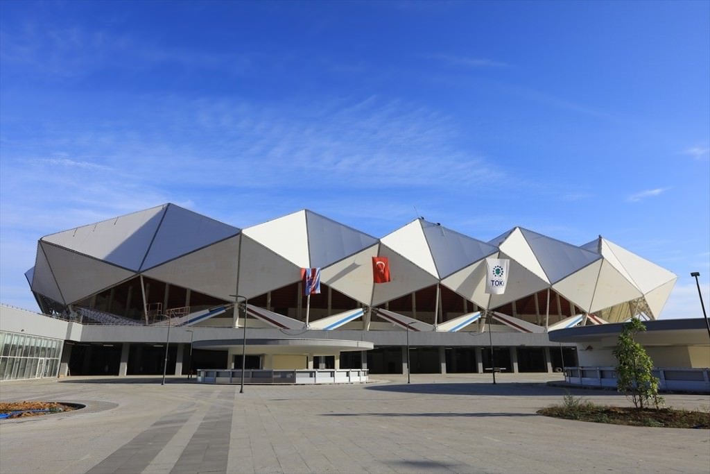 Akyazı Stadı’nda çim serimi bitti