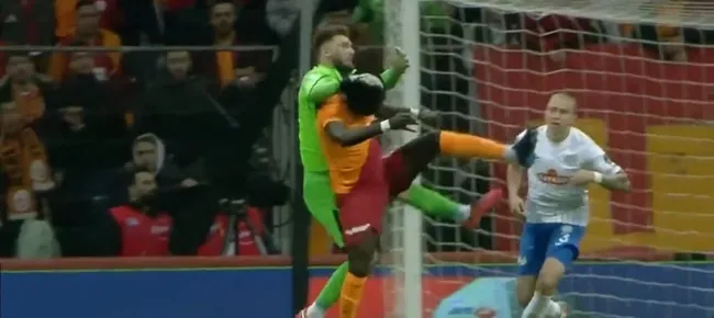 Galatasaray Rizespor karşısında penaltı kazandı! İşte Gomis'in yerde kaldığı o pozisyon... - 1