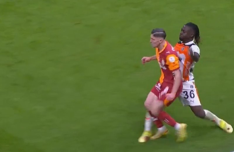 galatasaray-basaksehir-macinda-kirmizi-kart-cikti-iste-o-pozisyon-1773513013958.jpeg