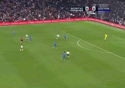 Beşiktaş direğe takıldı! İşte o pozisyon