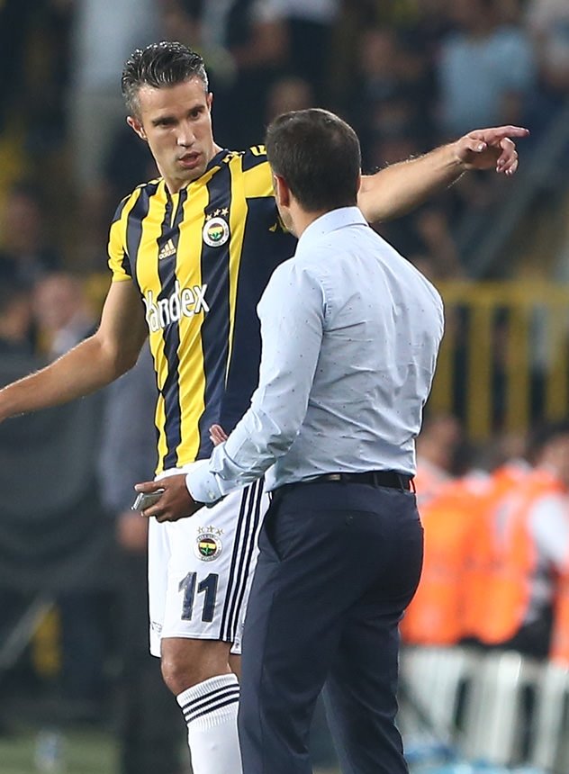 Van Persie’den Pereira’ya şok hareket