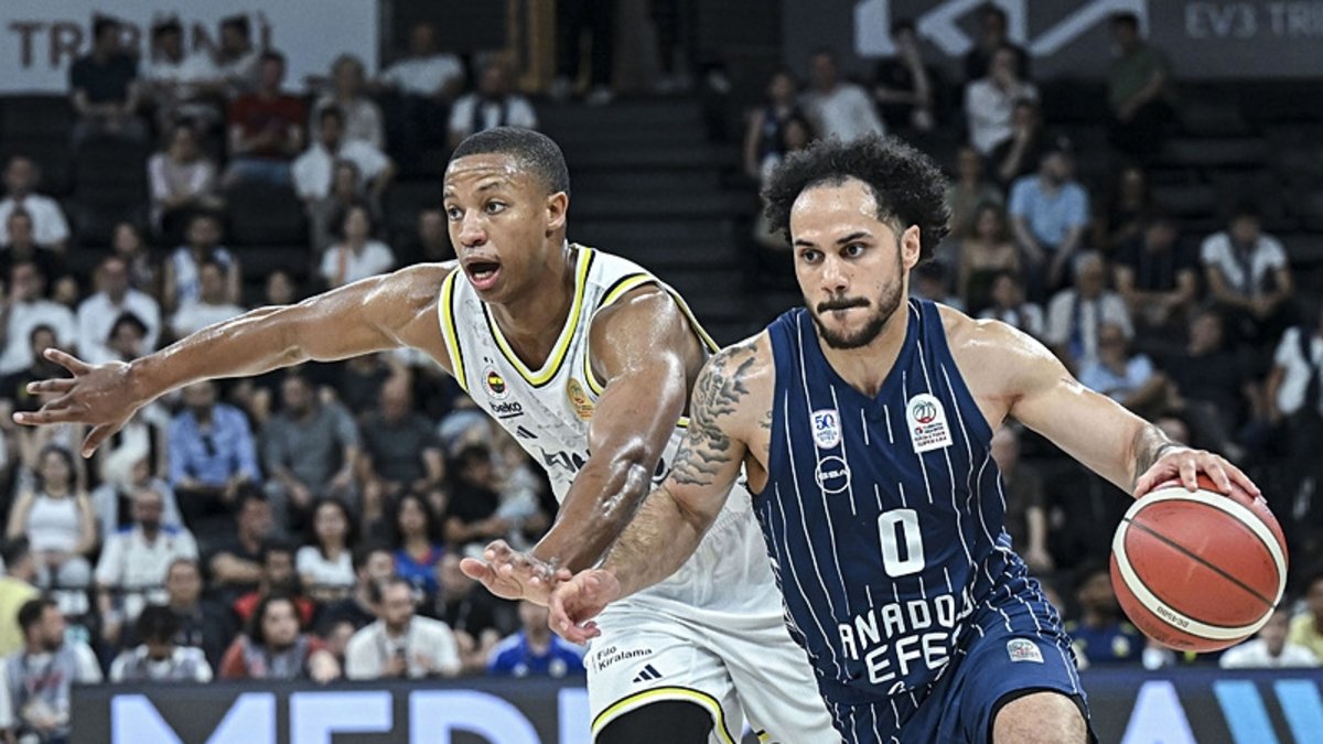 Anadolu Efes, Fenerbahçe Beko karşısında seriyi 2-1'e getirdi!