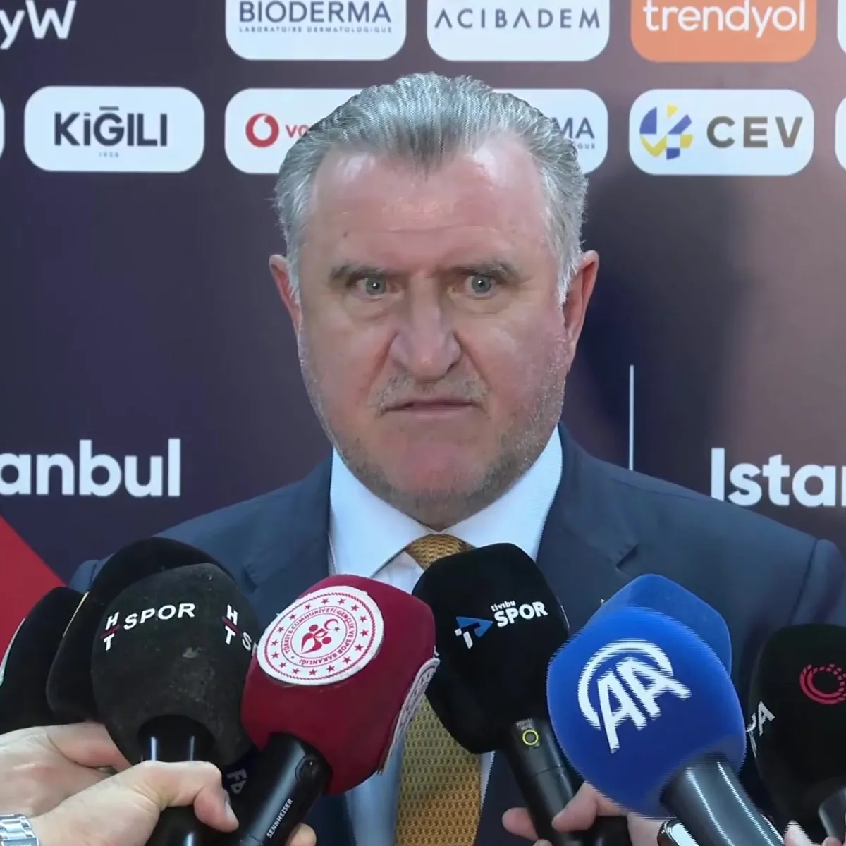 Gençlik ve Spor Bakanı Osman Aşkın Bak: Filenin Sultanları'nı yürekten tebrik ediyoruz