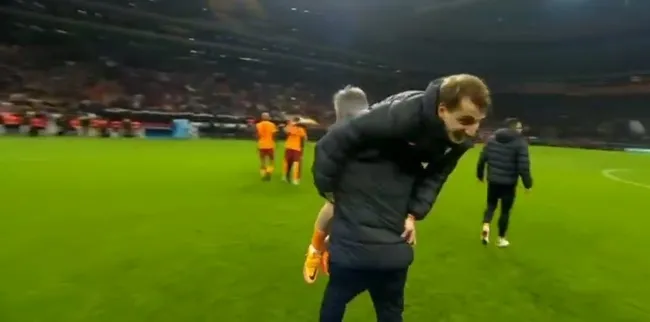Galatasaray - Beşiktaş derbisinin kahramanı Kerem Aktürkoğlu Domenec Torrent'in omuzlarında! - 2
