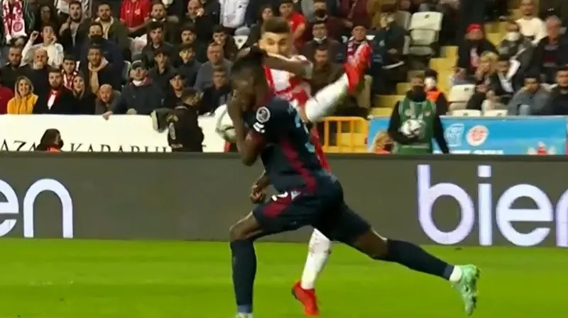 Antalyaspor Trabzonspor maçında penaltı kazandı! İşte o pozisyon - 1