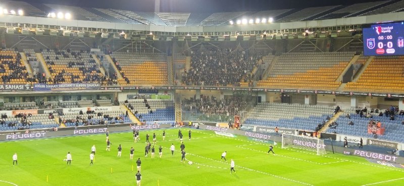 besiktasli-taraftarlar-deplasman-tribununu-doldurdu-1771173115558.jpeg