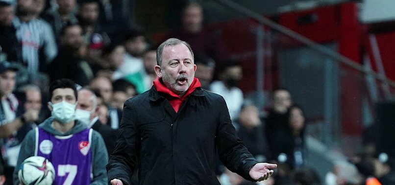 Beşiktaş taraftarı Giresunspor maçında Sergen Yalçın'a tepki gösterdi!