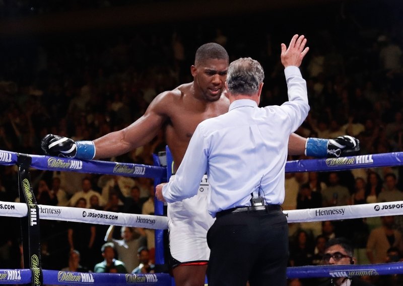 Anthony Joshua ilk yenilgisini aldı!