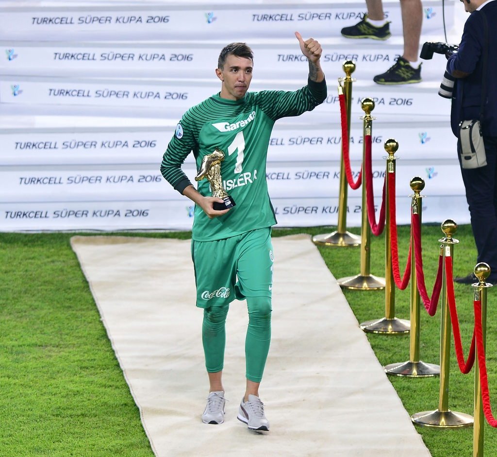 Muslera çalım attı taraftar çıldırdı