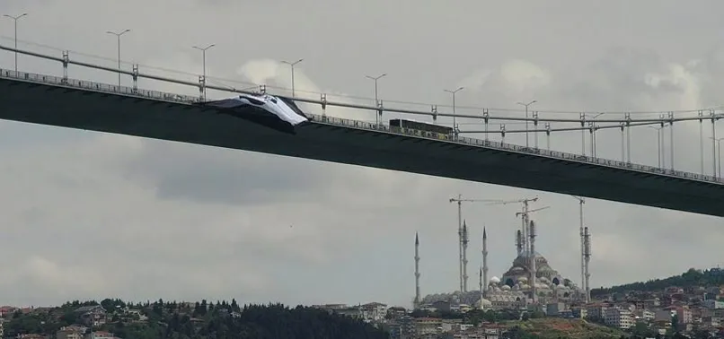 Boğaziçi Köprüsü'ne Beşiktaş bayrağı asıldı
