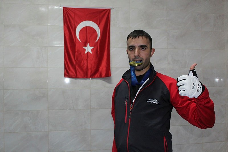 Tek kolu olmayan milli sporcu ayaklarıyla dünyaya meydan okuyor