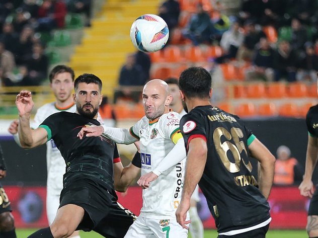 muhtemel-11-besiktas-alanyaspor-maci-ne-zaman-saat-kacta-hangi-kanalda-1734769980565.jpg