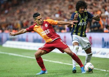Derbide kartlar havada uçuşuyor