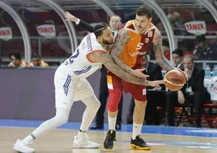 Anadolu Efes seride öne geçti