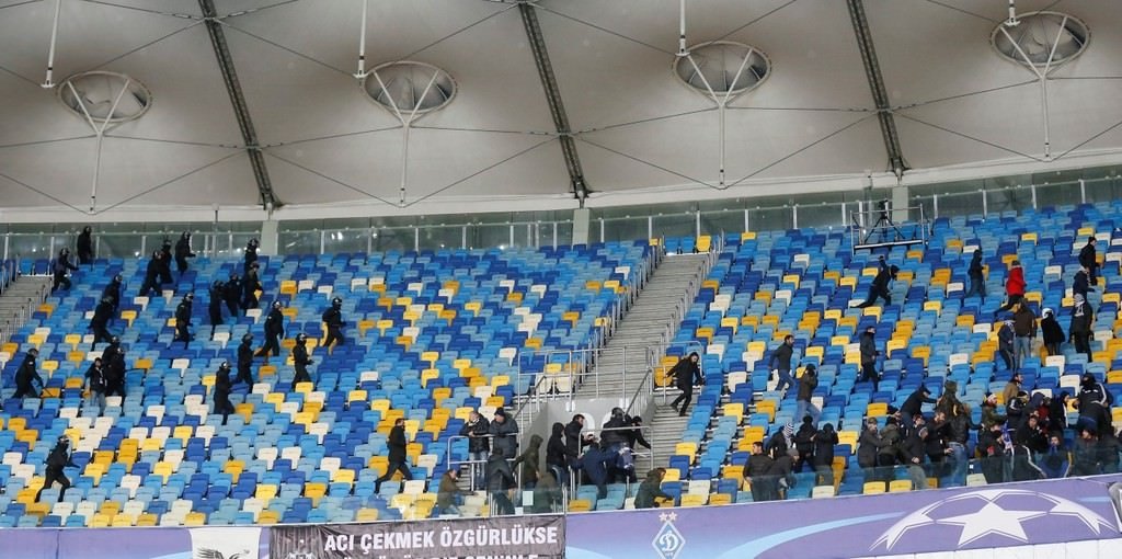 Dinamo Kiev taraftarı Beşiktaş bayrağı yaktı