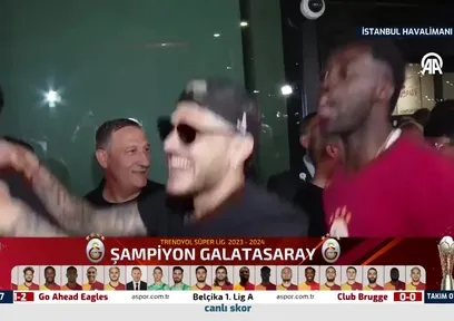 G.Saraylı oyunculardan havalimanında şarkılı kutlama!