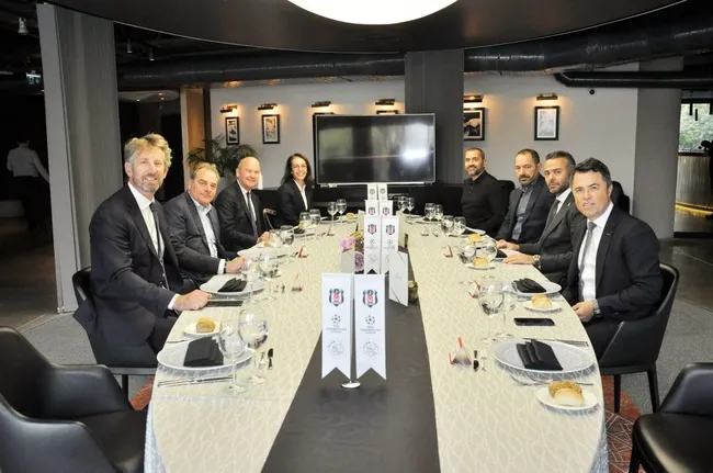 Beşiktaş maç öncesi Ajax yöneticilerini yemekte ağırladı! Edwin Van Der Sar... - 1