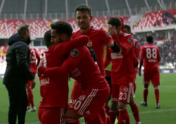 Sivasspor evinde Göztepe'yi rahat geçti