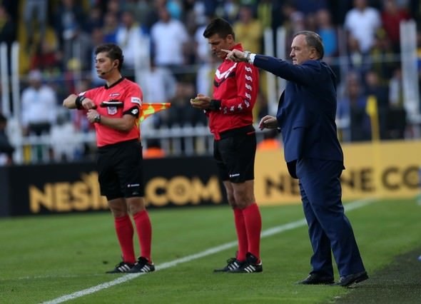 Advocaat’ın Emenike yorumu: Ne yaptığı umurumda değil