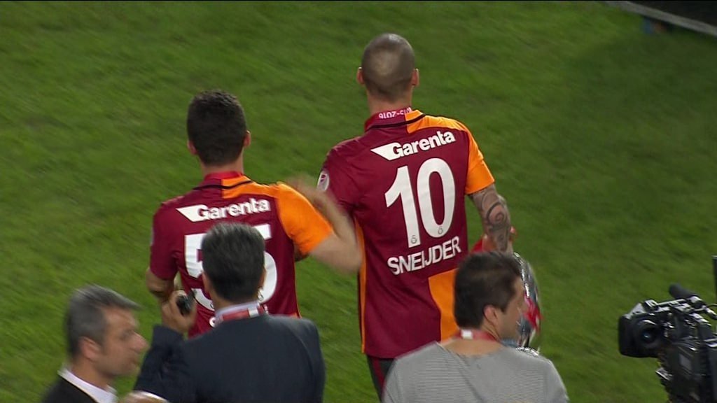 Aslan kupasını kaldırdı!