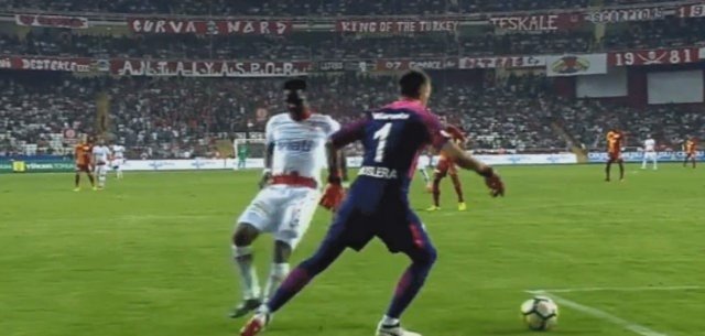 Muslera, Eto’o’yu yine çalımladı