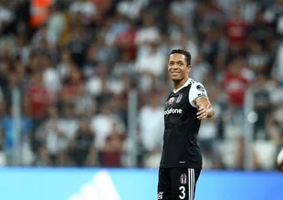 Beşiktaş'a Adriano şoku