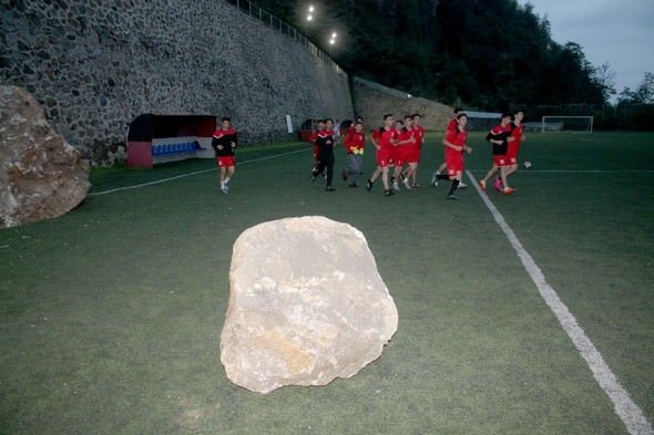 Faciadan dönüldü! Dev kayalar...