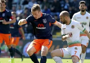 Başakşehir zirveyi bırakmıyor