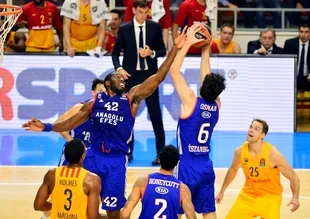 Anadolu Efes, Barcelona'yı devirdi