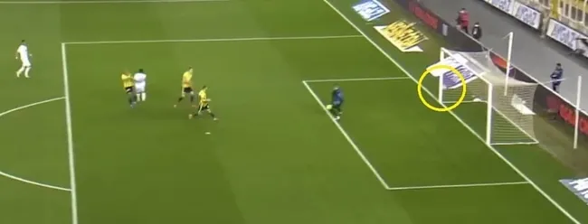Son dakika spor haberi: Fenerbahçe - Sivasspor maçında tehlikeli pozisyon! Top direkten dışarı çıktı - 1