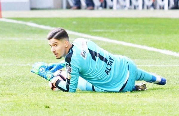 Galatasaray Altay Bayındır’ı bitirdi