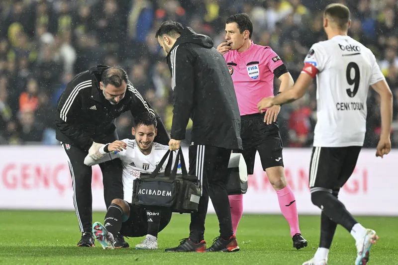 Fenerbahçe Beşiktaş maçında Tayyip Talha sakatlanarak oyundan çıktı - 1