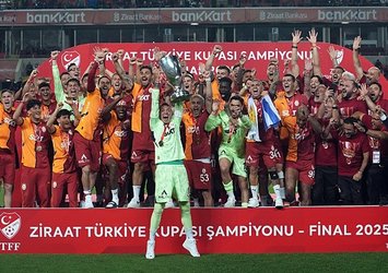 Şampiyon Galatasaray kupasını kaldırdı!