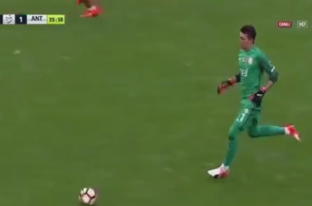 Muslera orta sahada Eto’o’yu çalımladı