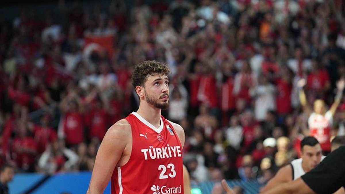 Alperen Şengün Yunanistan maçında '12 Dev Adam' şarkısına eşlik etti Alperen Şengün Yunanistan maçında '12 Dev Adam' şarkısına eşlik etti