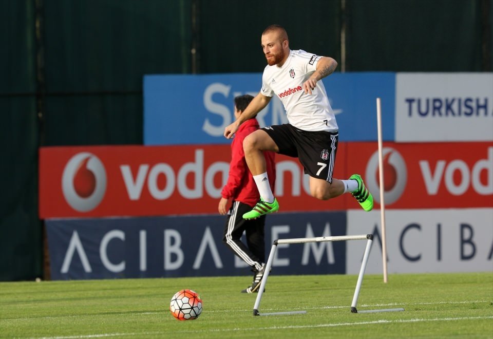 Ünlü futbolcular ve lüks otomobilleri