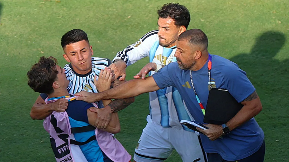 FIFA, İspanya-Arjantin finali sonrası yaşanan arbedeyi soruşturuyor