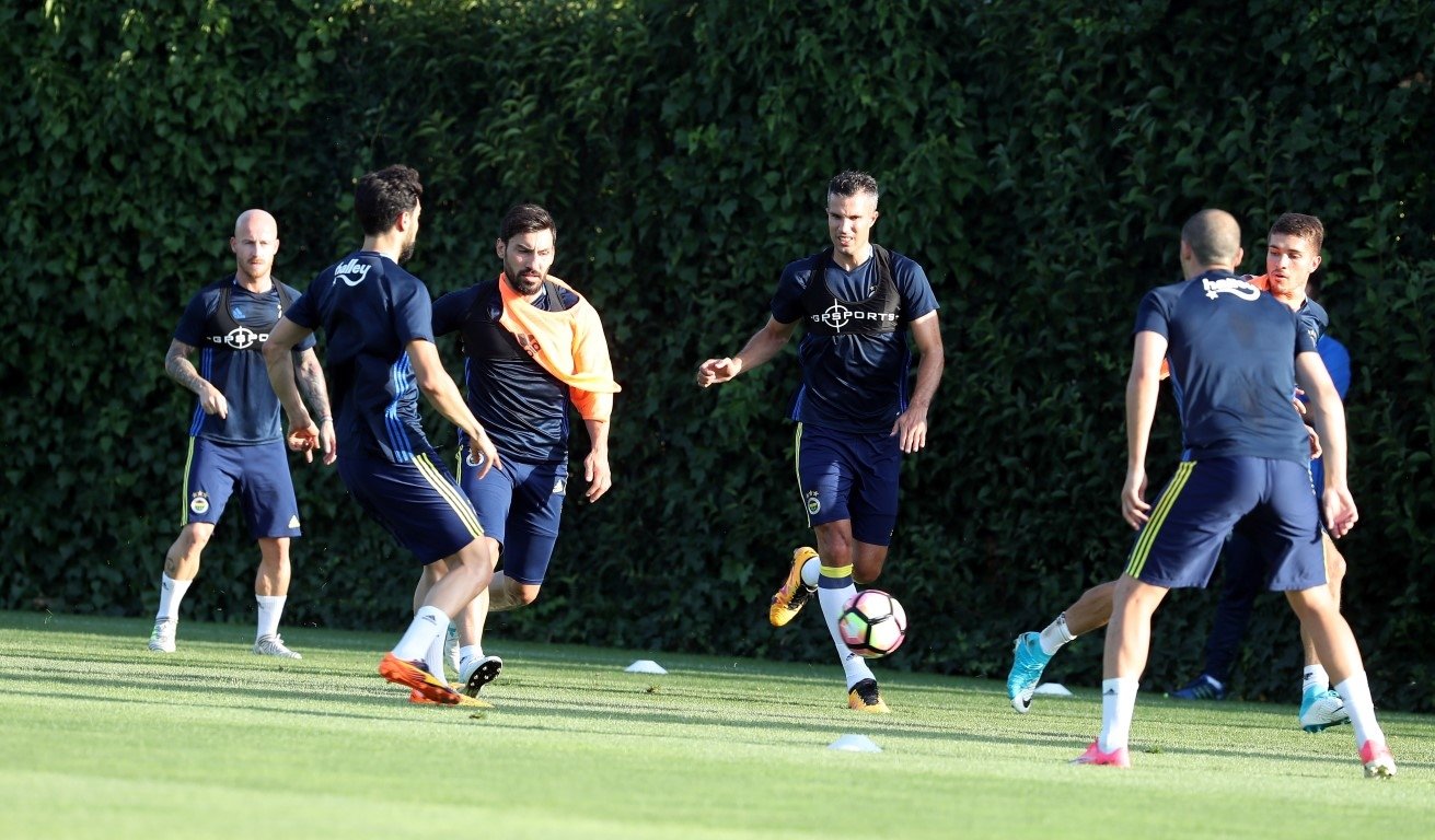 İlk kurban Robin van Persie