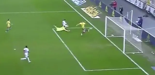 Son dakika spor haberleri: Fenerbahçe - Antalyaspor maçında inanılmaz pozisyon! Szalai golü önledi - 1